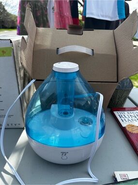 Blue Ultrasonic Humidifier - Clear Blue White